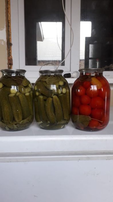 Продам соленья 2х литровые банки (помидоры, огурцы)