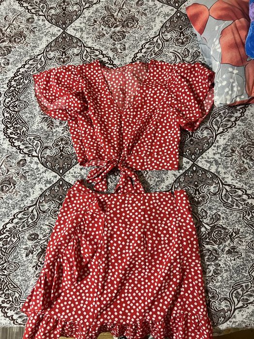 Пола със кроп топ червено