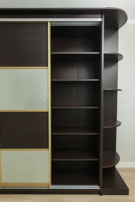 Большой шкаф с полками