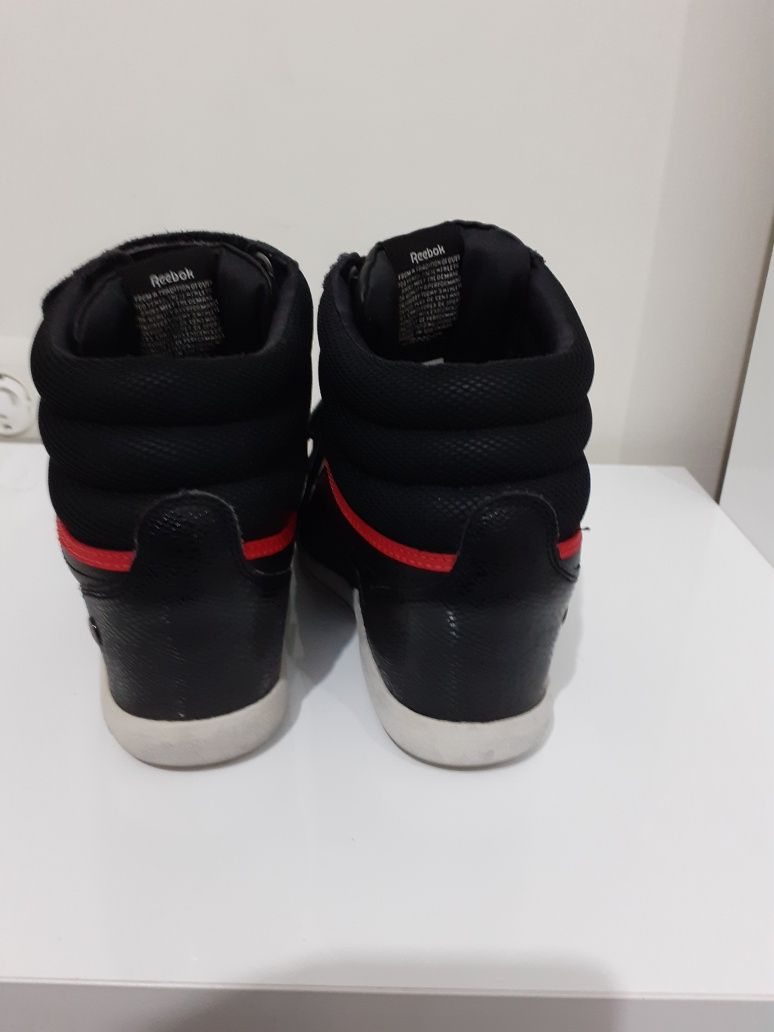 Маратонки REEBOK ном. 37,5