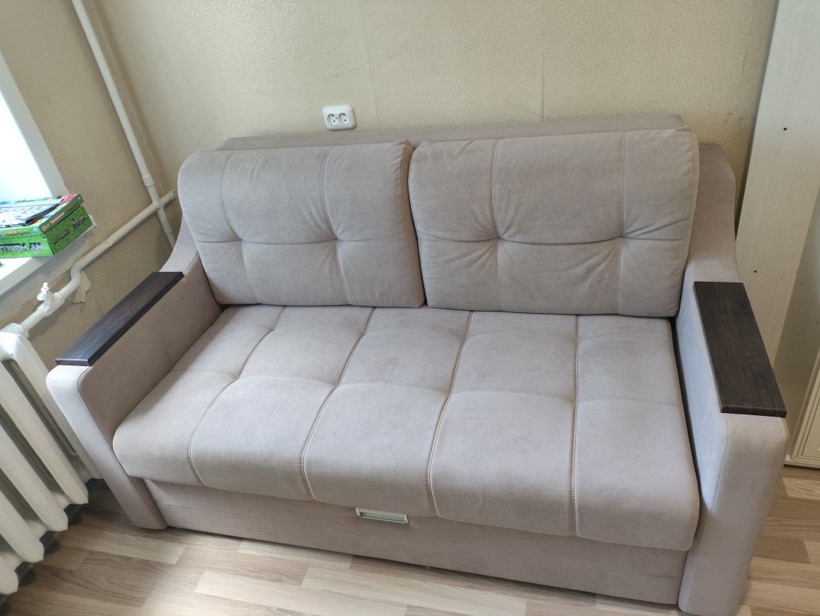 Продам диван, прихожую, горку.