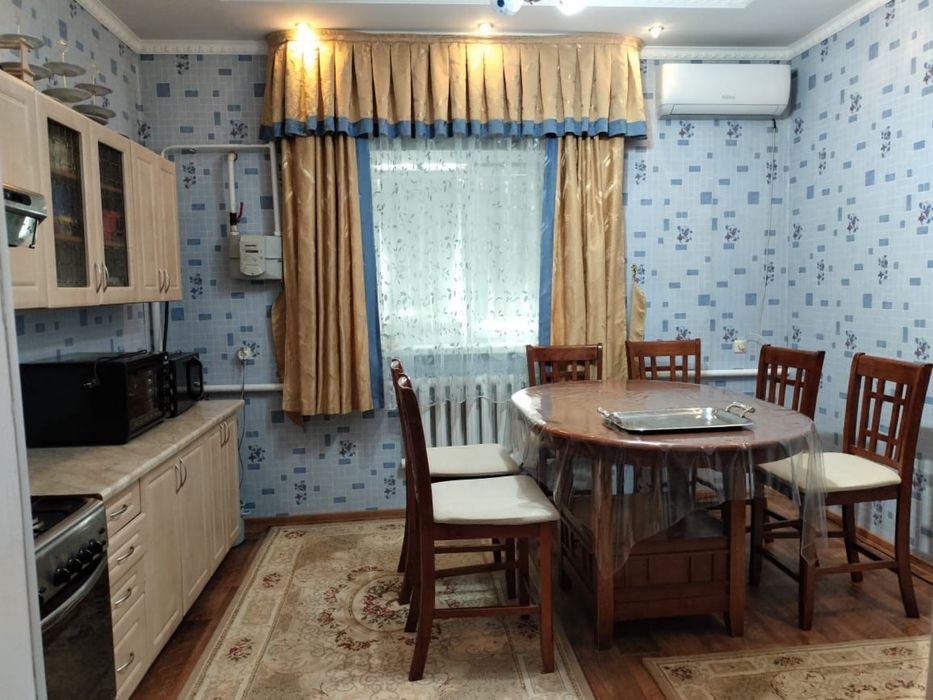 Продаетс стол со стульями