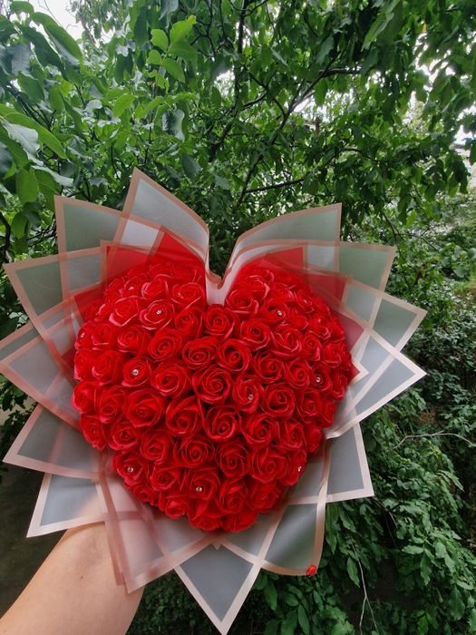 Cadou buchet sub forma de inima din trandafiri de sapun