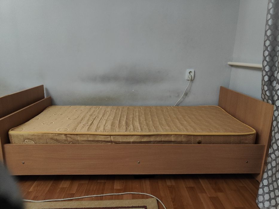 Продам кровать одноместный с матрасом (2 штук)
