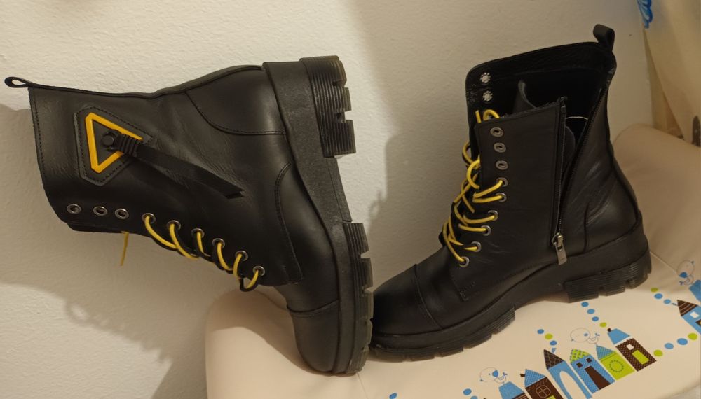 Ghete dama marimea 39
Ghete negre din piele naturala cu detaliu galbe