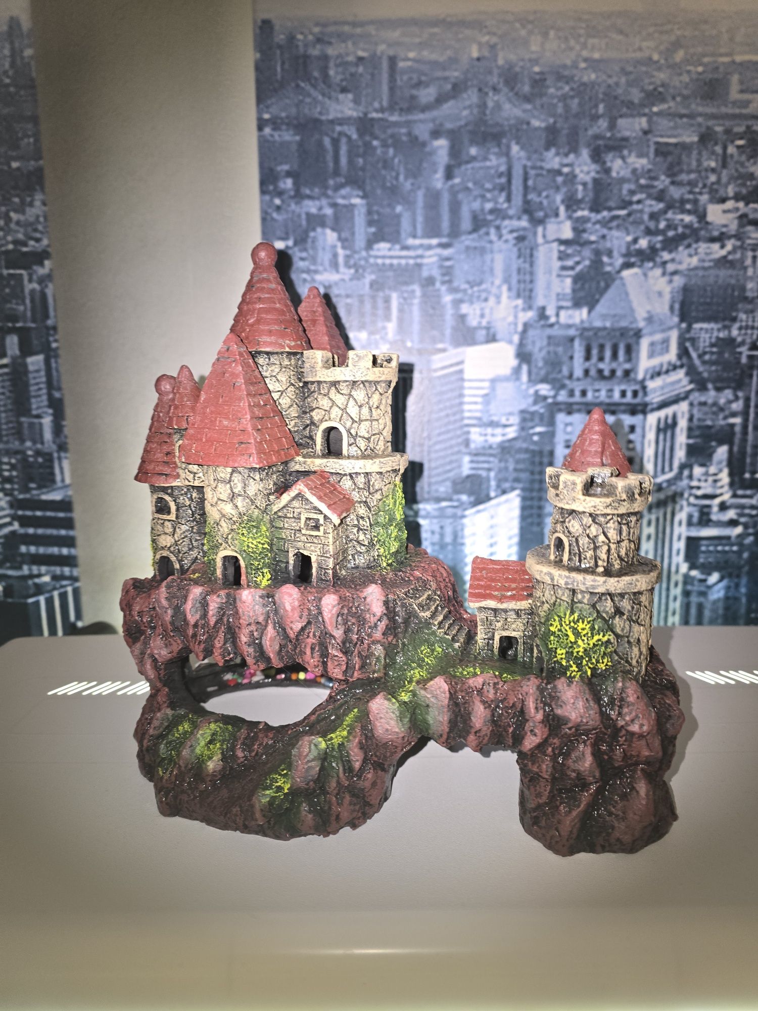 Decor pentru acvariu în formă de castel pe stâncă