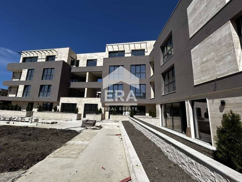 Четиристаен  апартамент за продажба, с големи стаи, в новопостроен ком