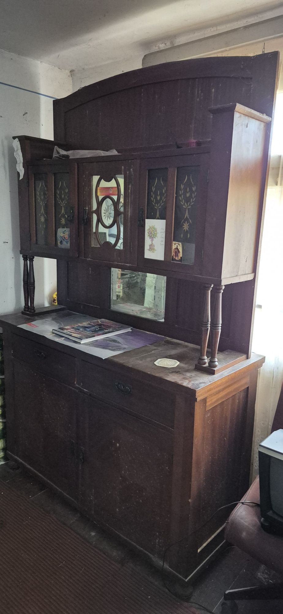 Vând mobila clasică dulap Credence,cuier Lambrini1925,noptiere etc