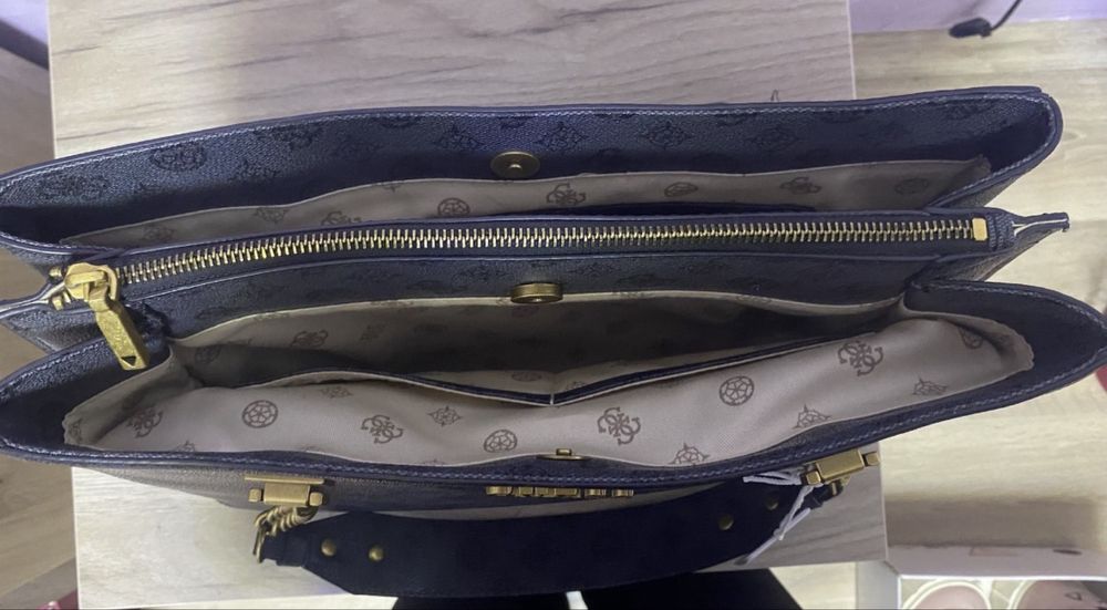 Оригинална чанта Guess