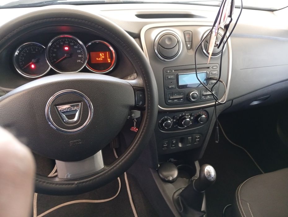 Vând Logan MCV an 2015