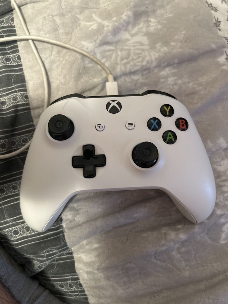 Xbox One S (500gb) +1 controler,6 jocuri fizice
