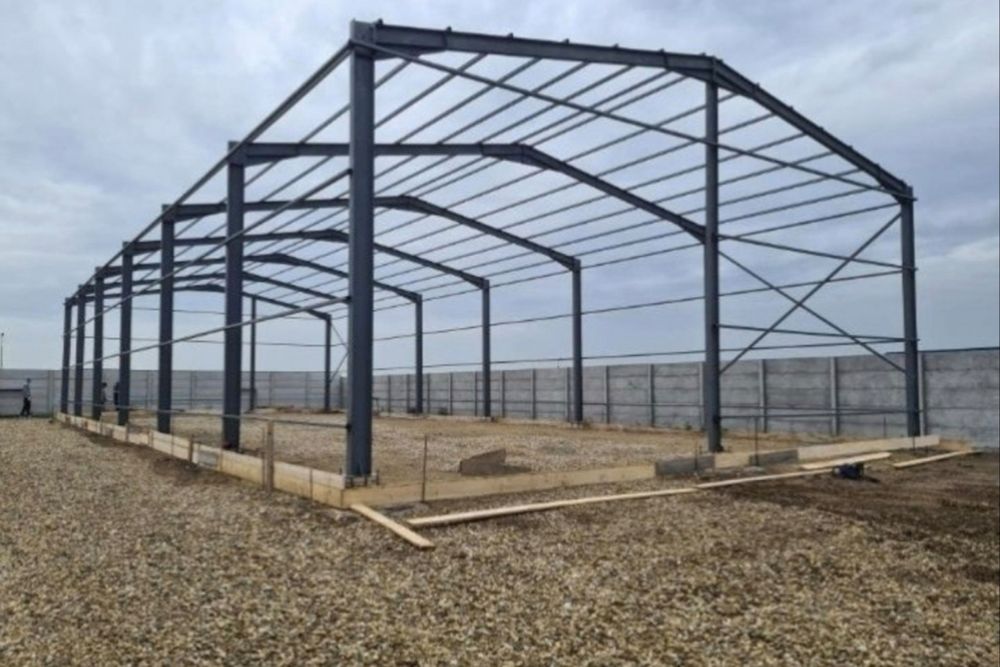 Structură metalică solidă pentru un șopron de grădină sau depozitare,