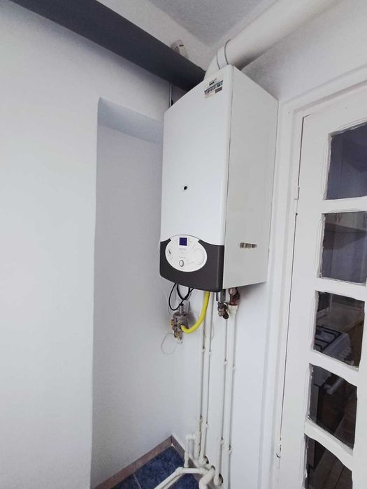 Inchiriez apartament cu 2 camere mobilat in micro 17 etajul 1.