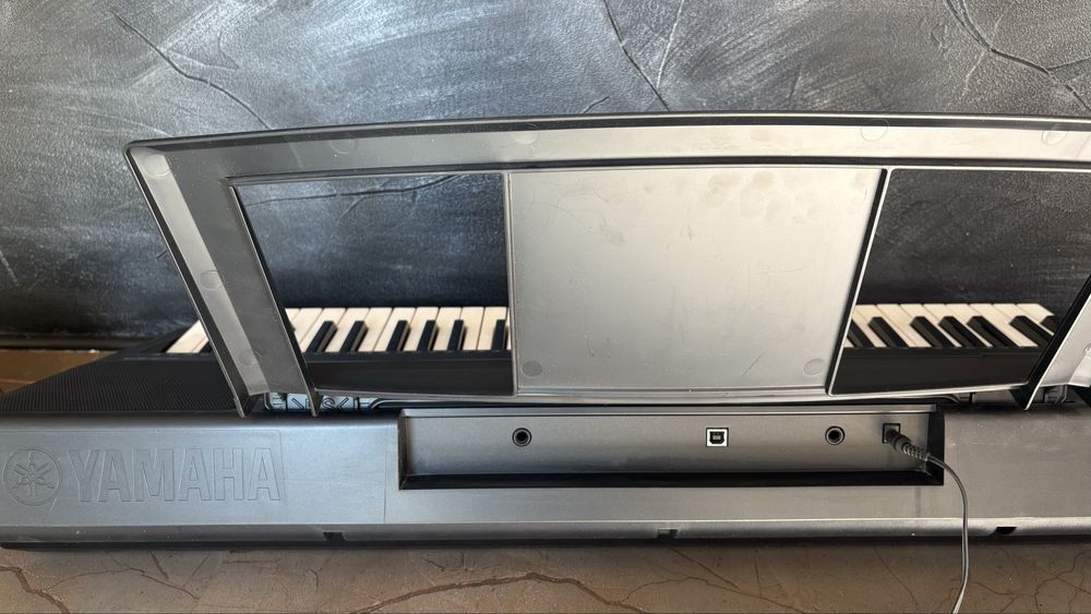 Синтезатор Yamaha  psr  e 333  със  стойка ново