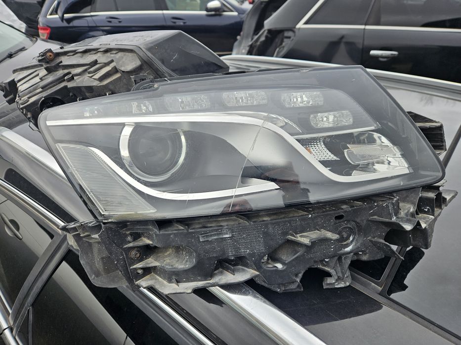 Десен ксенонов фар за Audi q5 2010god