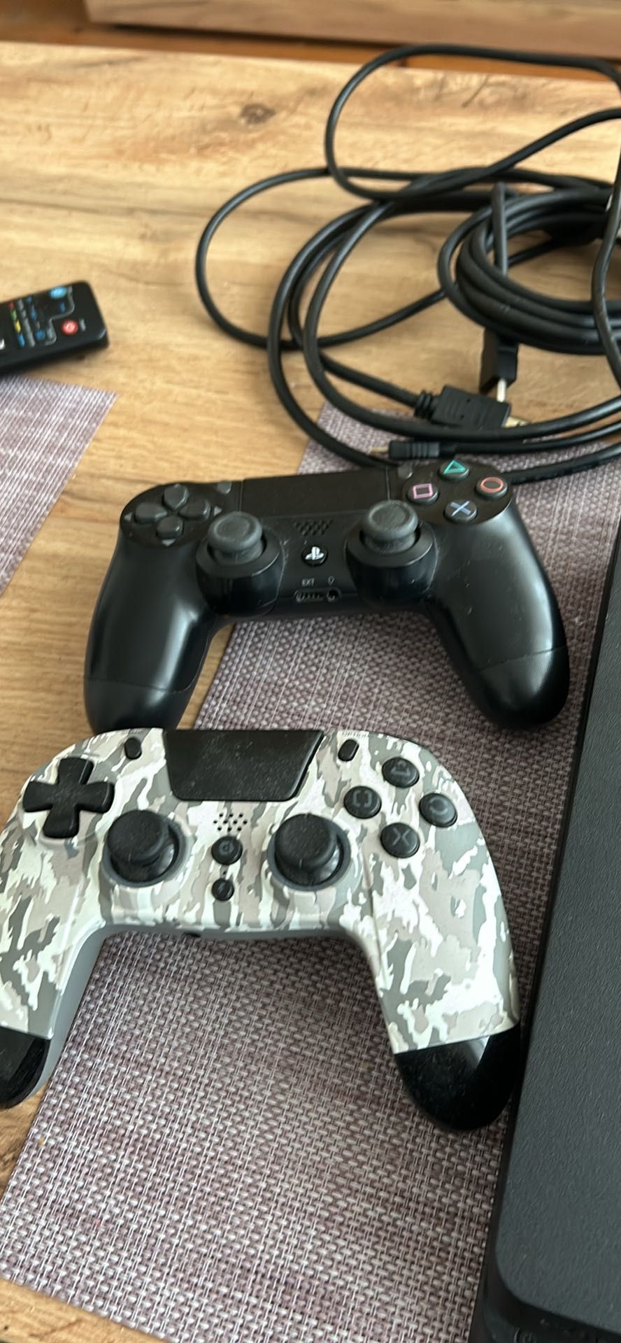 PlayStation 4 slim два джойстика и игра