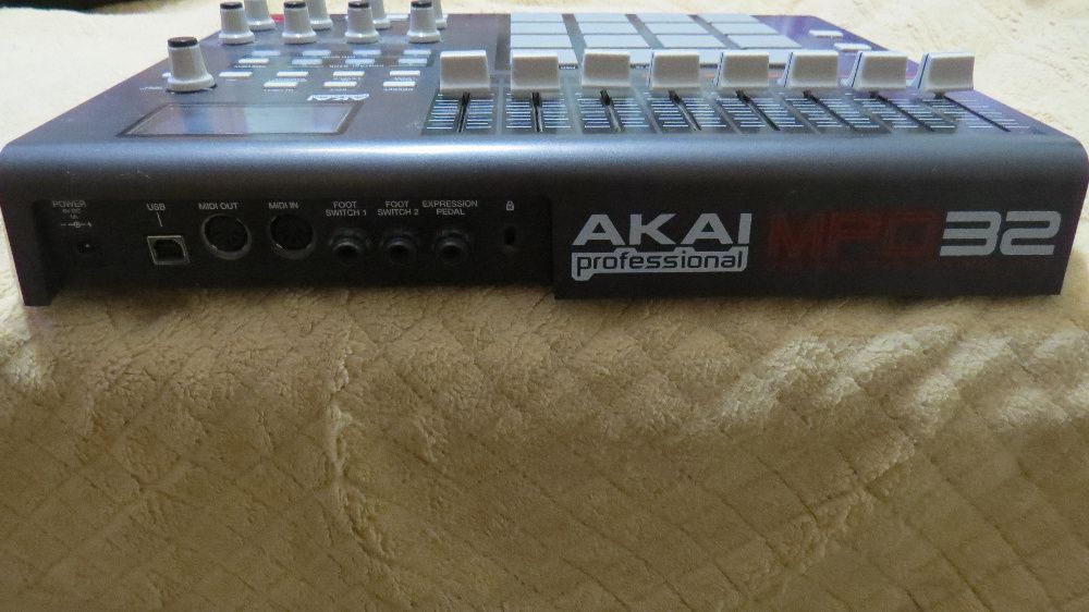 MIDI-контроллер AKAI MPD32