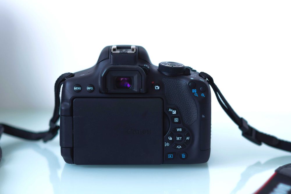 CANON 750D + cu WiFi si TouchScreen stare foarte buna