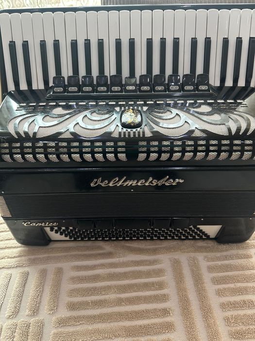 Продавам акордеон 120 баса caprice