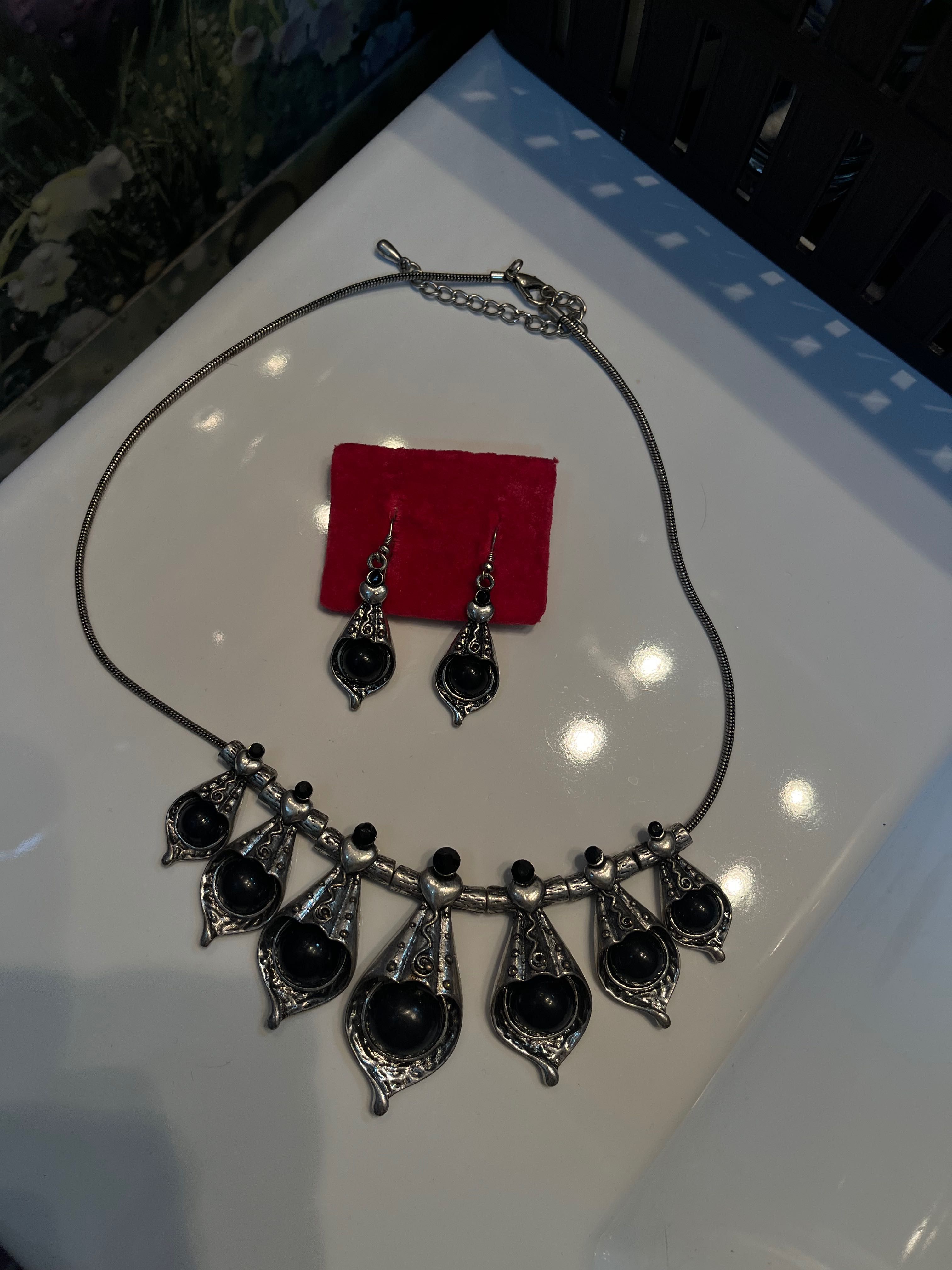 Продается красивый набор серьги и ожерелье
