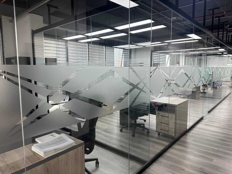 Наклейки на окна – качественно и недорого