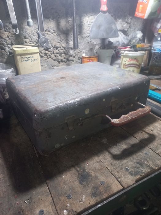 Чемодан железный
