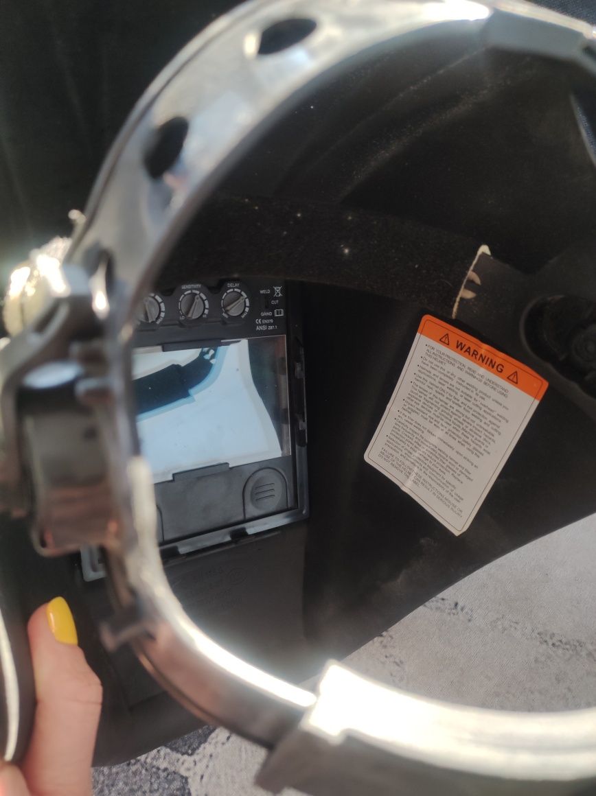 Автоматичен фотосоларен шлем за заваряване