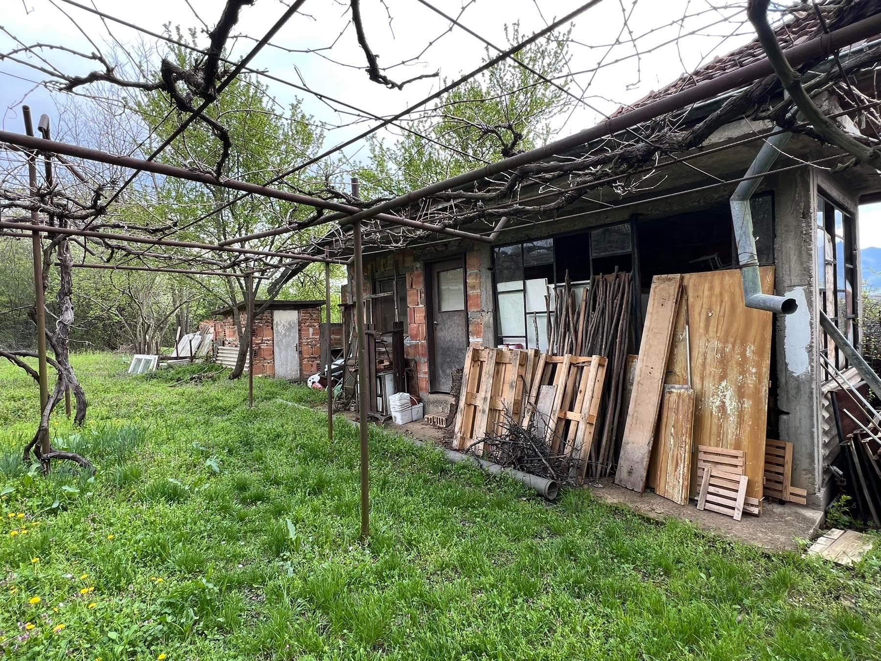 Продавам имот в близост край Враца