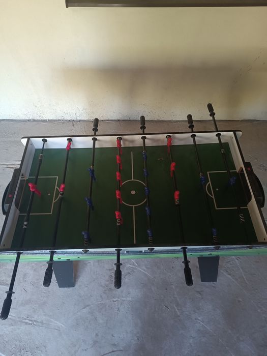 Vand masa de fotbal cu picioare.