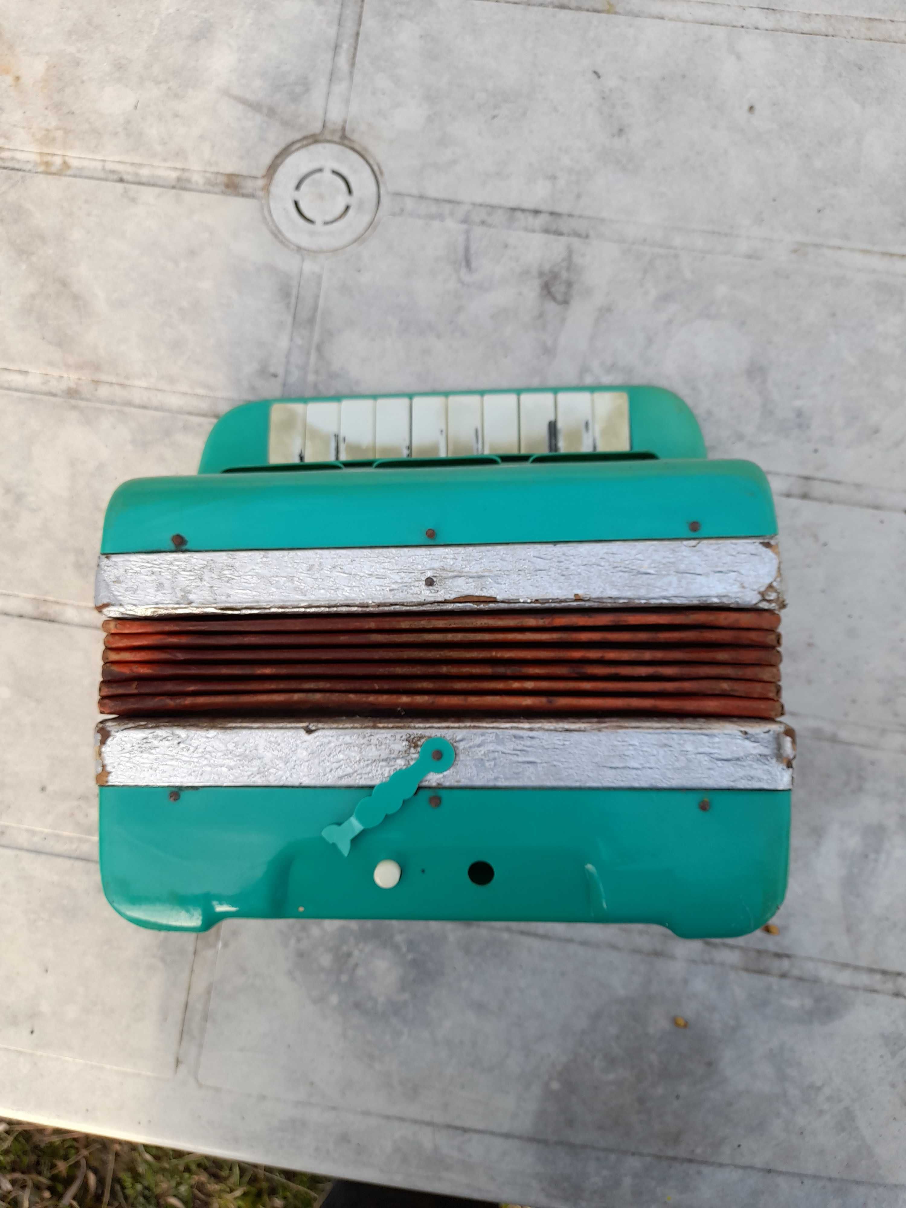 Acordeon jucarie din 1967