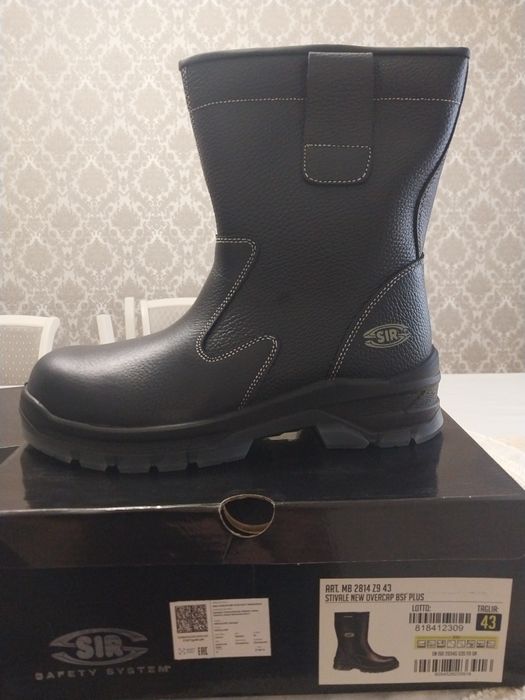 Продам новые  две пары обуви