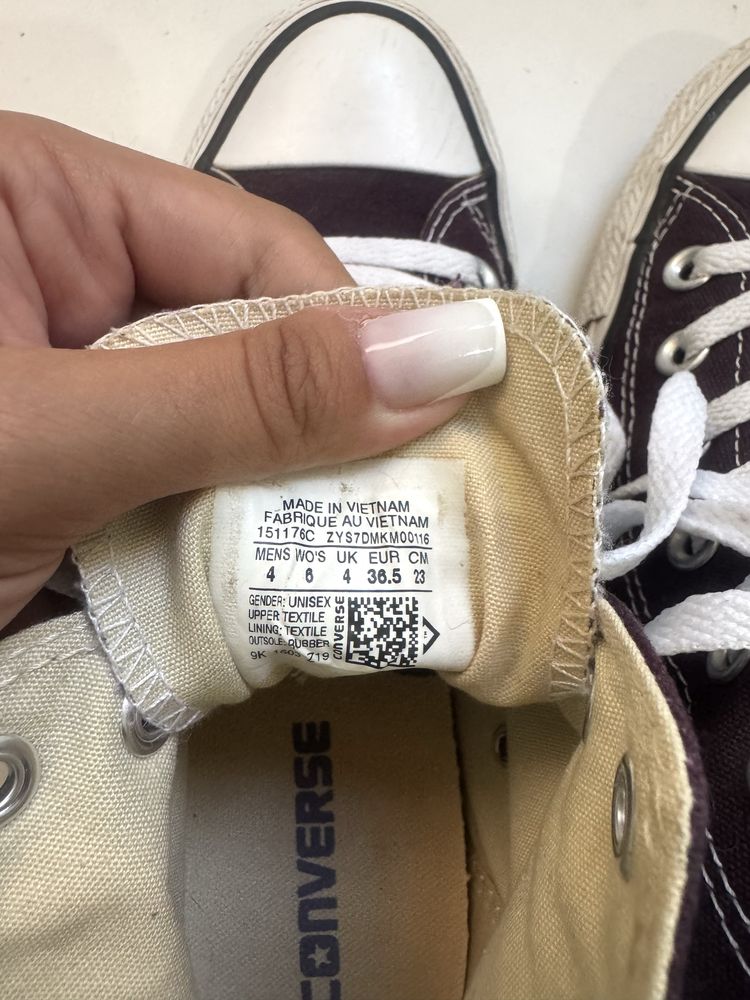 Se pune la vanzare perechea de sneakersi CONVERSE Visinii originali !!