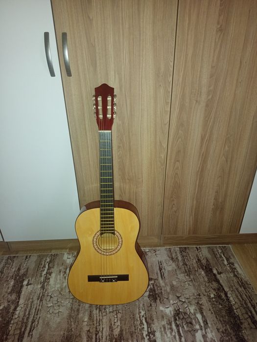 Продавам класическа китара