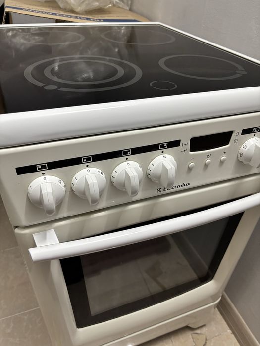 Продам электро плиту Electrolux