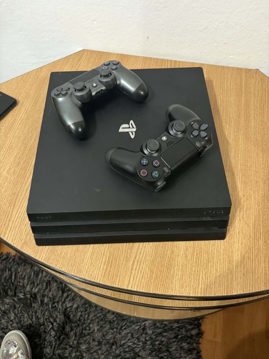 Vand playstation 4 pro 2 manete 4 jocuri