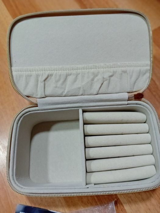 Vând caseta bijuterii