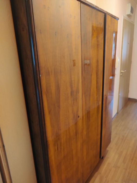 Старинен орехов гардероб