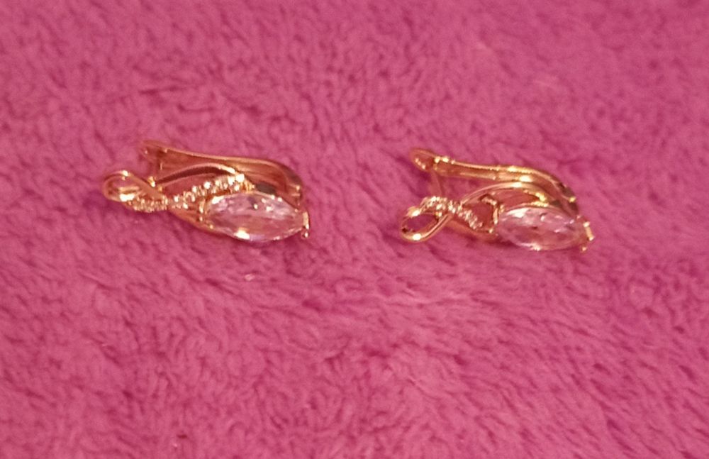 Cercei auriu cu zirconiu foarte frumoasi