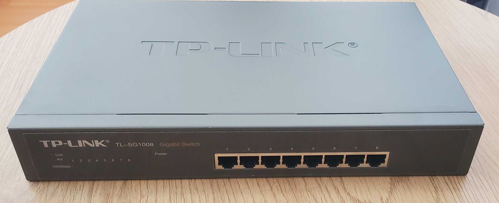 Суич: TP-Link TL-SG1008 - 8-port Gigabit Switch