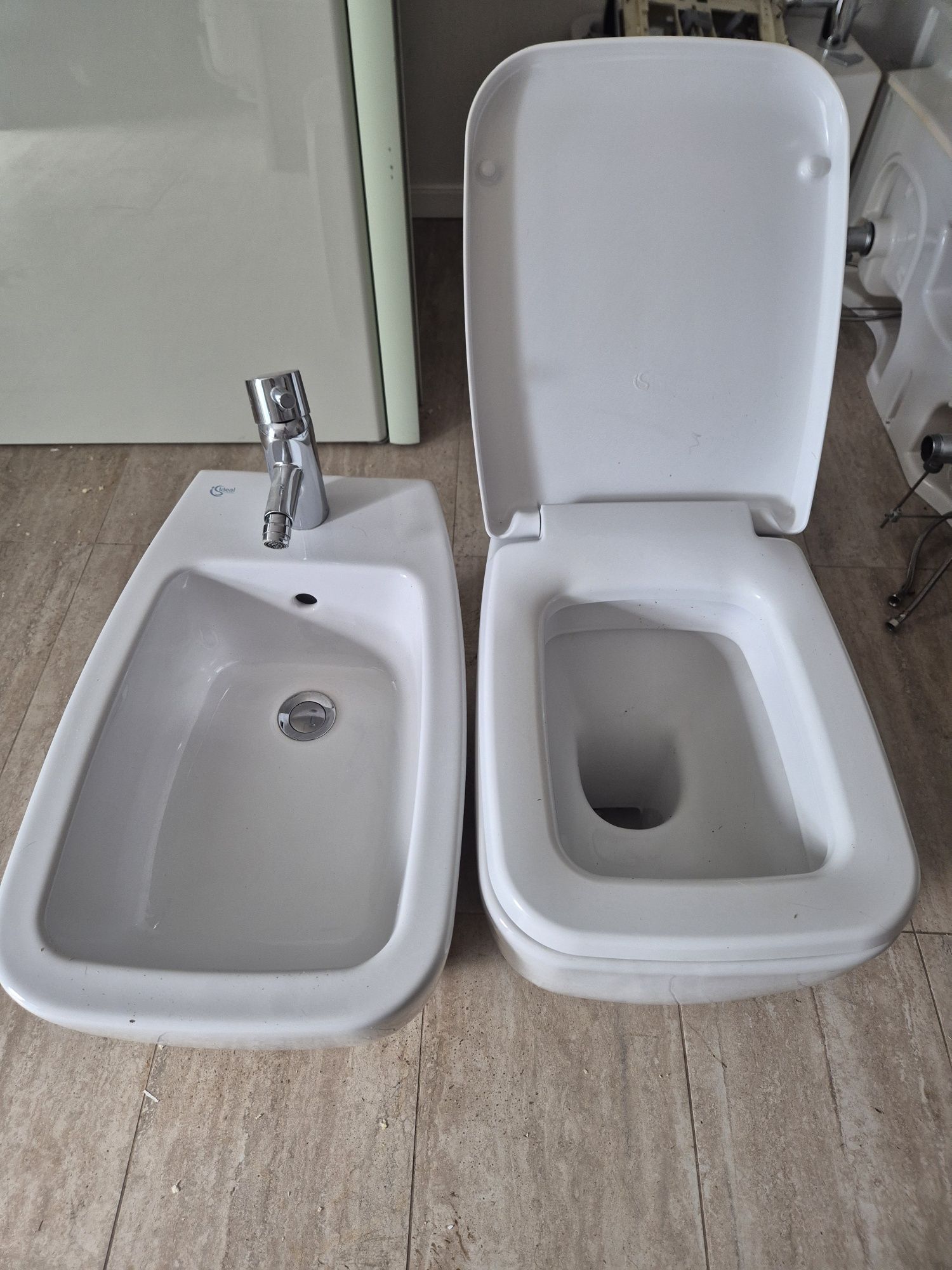 Vand Vas WC pe pardoseala Ideal Standard  rimless alb lucios