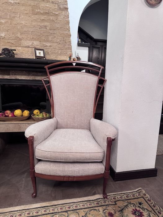 Fotoliu elegant cu structură din lemn și tapițerie