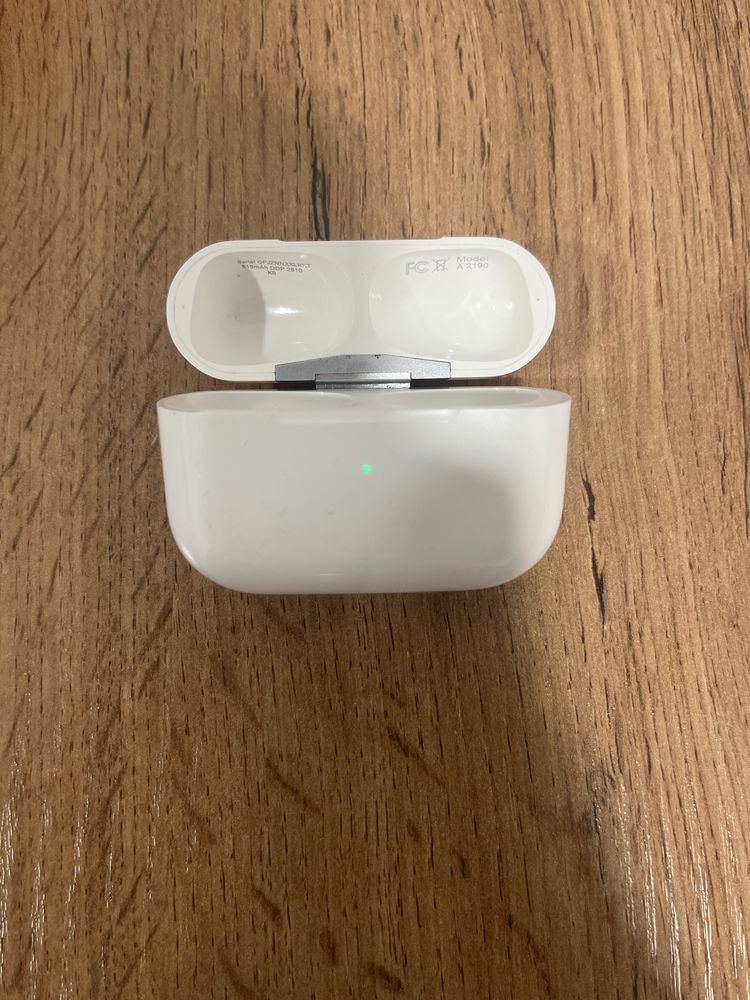 Кейс AirPods Pro оригинальный ,в отличном состоянии