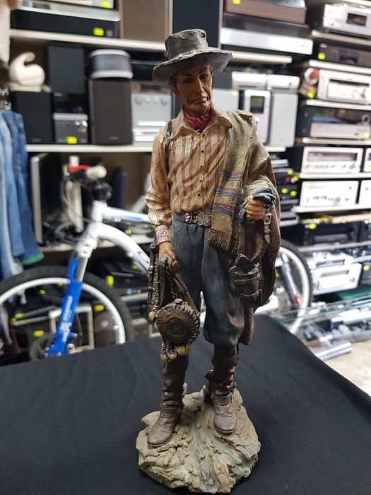 Оригинални статуи на Даниел монфорд