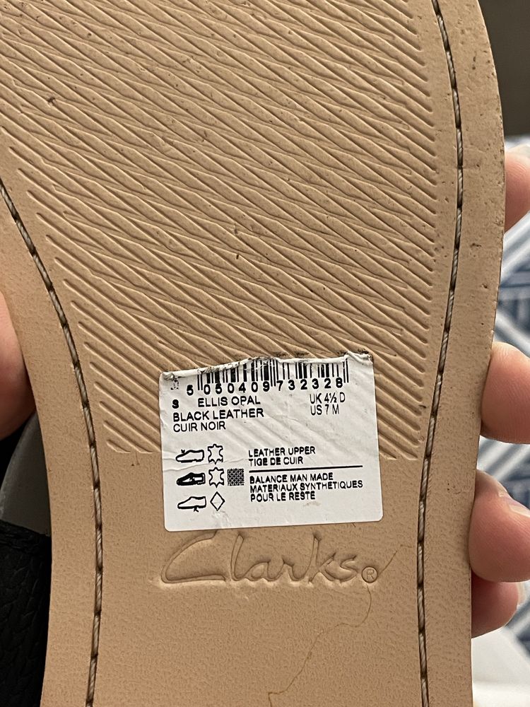 Продам босоножки кожаные бренда Clarks
