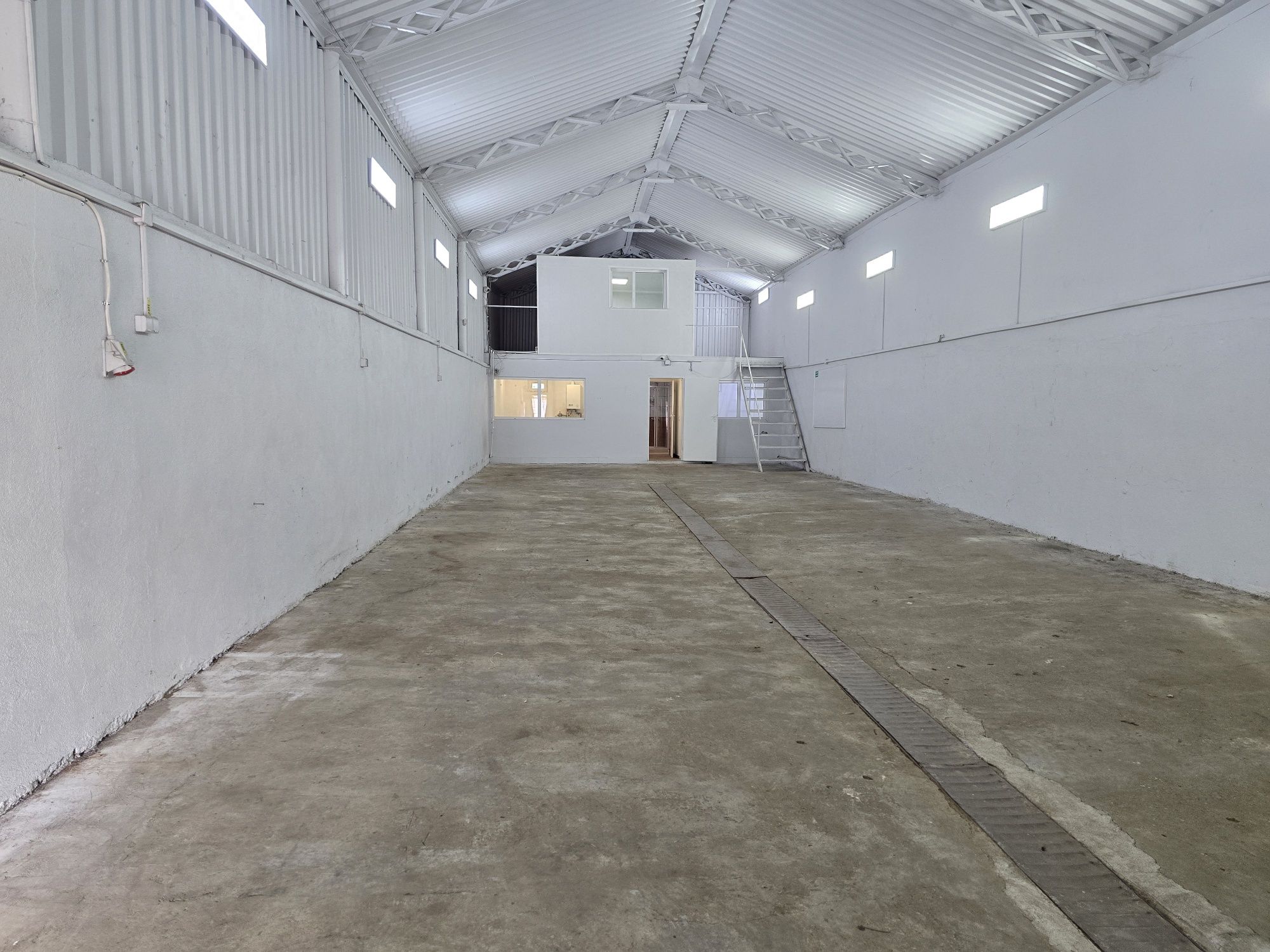 Spațiu comercial, depozit, hala sau vânzare, 200 mp, pe Sos. Buzaului