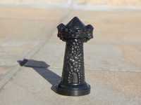 Figurina plastic negru turn medieval de aparare cu postament 6.5 cm