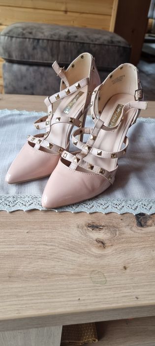 Vând pantofi stiletto