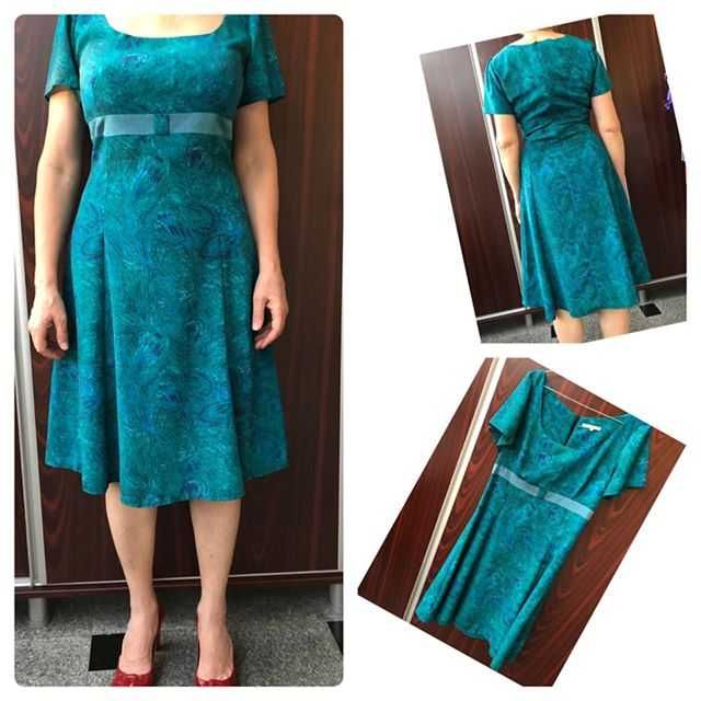 Costum alb cu dungulite fine bleu, mărime 38,