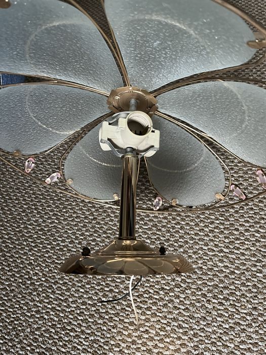 Продам красивую люстру