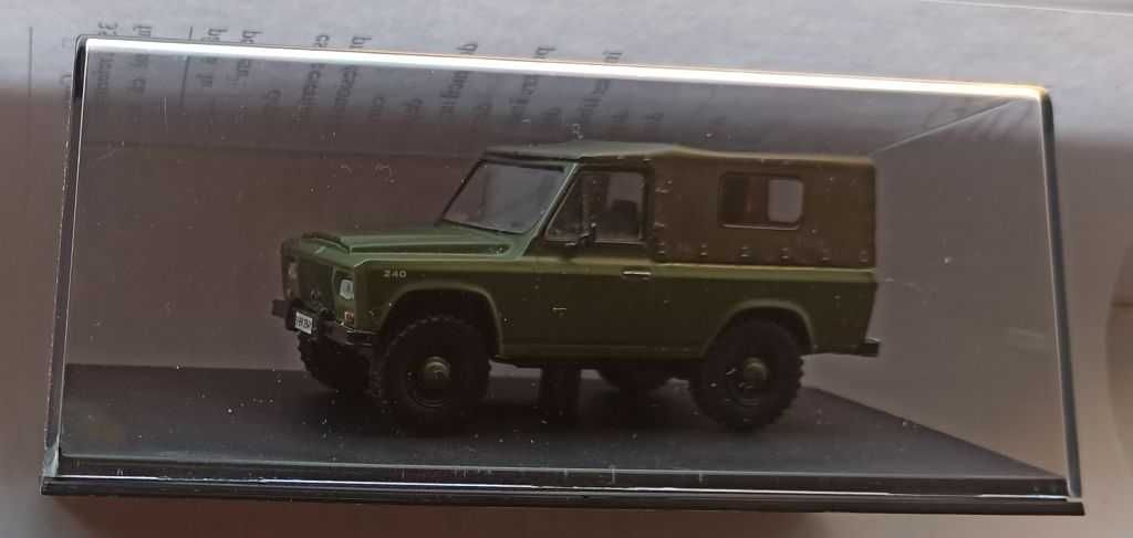 Macheta ARO 240 verde armata - IXO/ DeAgostini 1/43 vitrina plexy